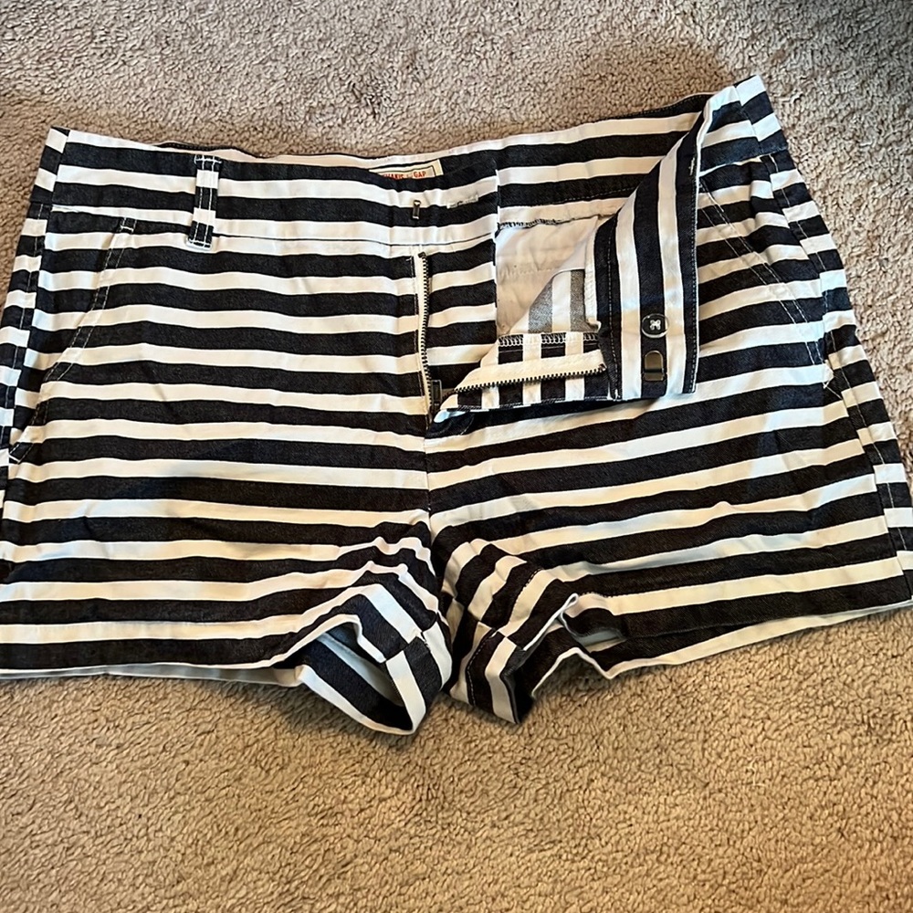 khakis by GAP 3in shorts